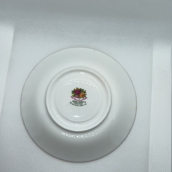 OLD COUNTRY ROSES FOOTED TEACUP AND SAUCER 1962 ROYAL ALBERT BONE CHINA - Picture 6 of 14